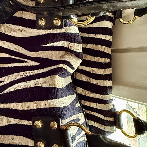 Stylish Zebra print duffle handbag. - Picture 4 of 12